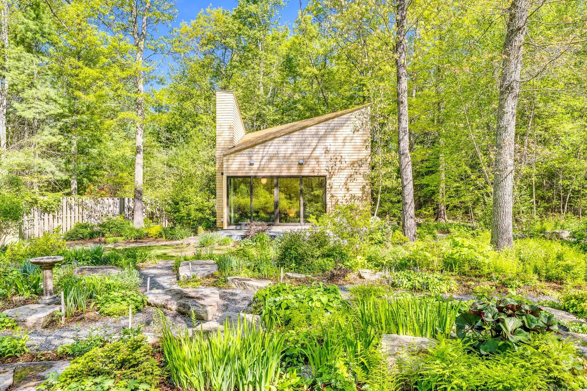 Une petite maison de 54m2 entourée d'arbres pour un artiste