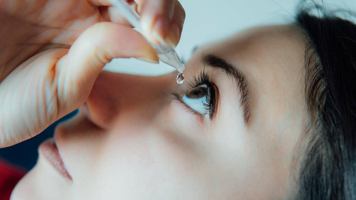 Tiktoker confunde gotas para los ojos con Kola Loka (VIDEO)