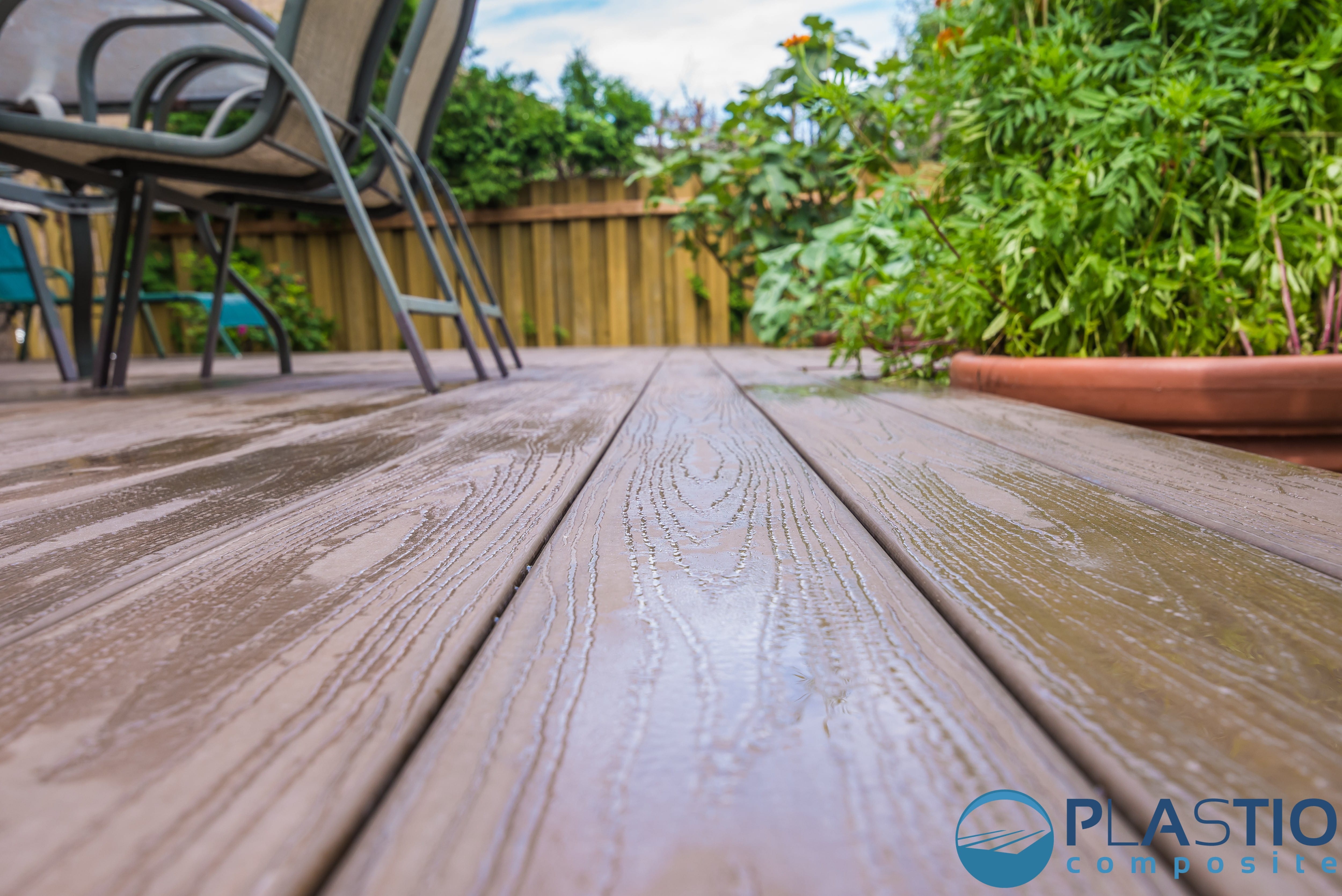 Vimont, Laval Plastio Montreal Composite Decking and Patio Design