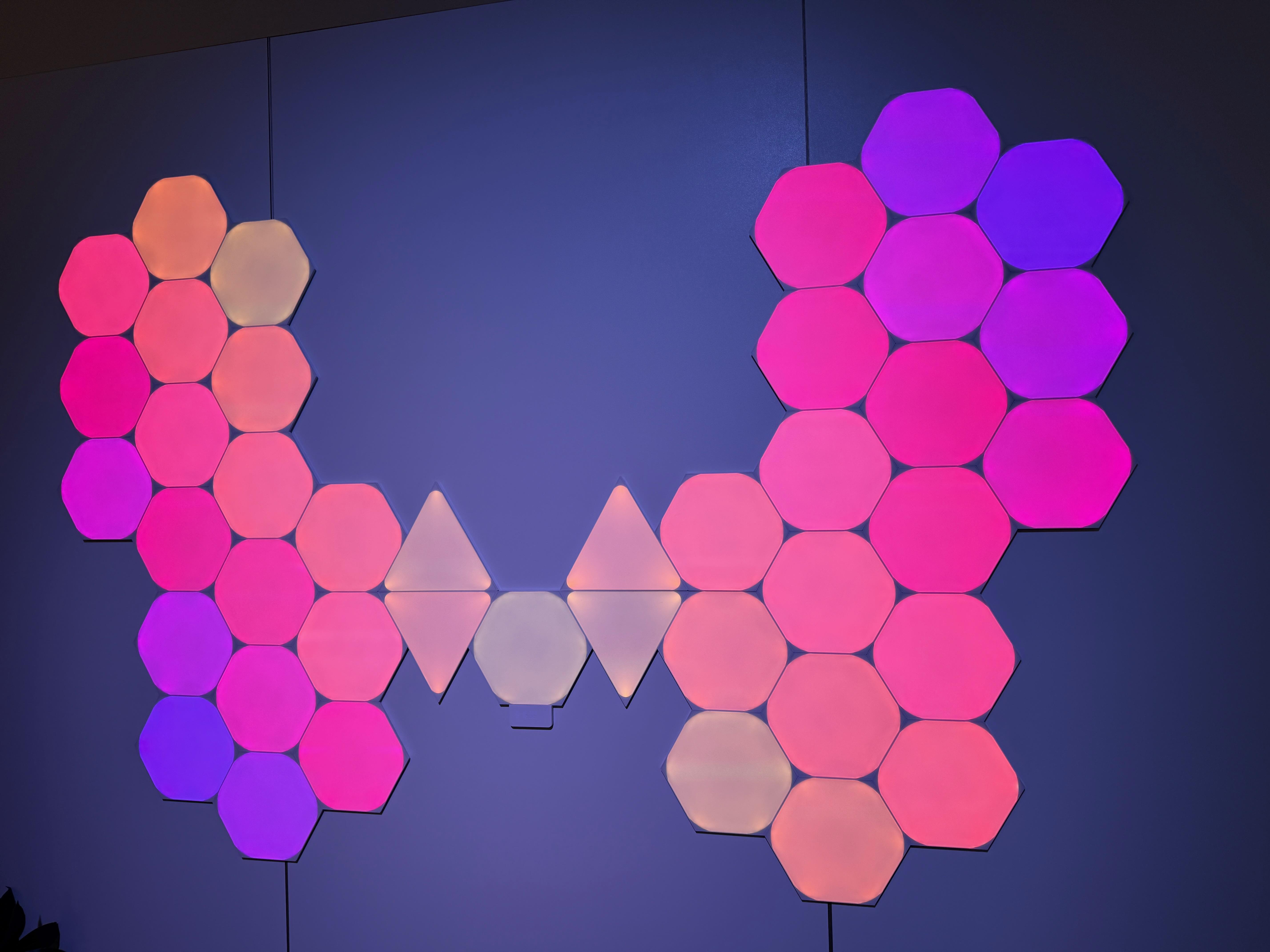 Philips Hue integrează panourile de lumină Nanoleaf în ecosistemul său printr-un modul de 40 de dolari.