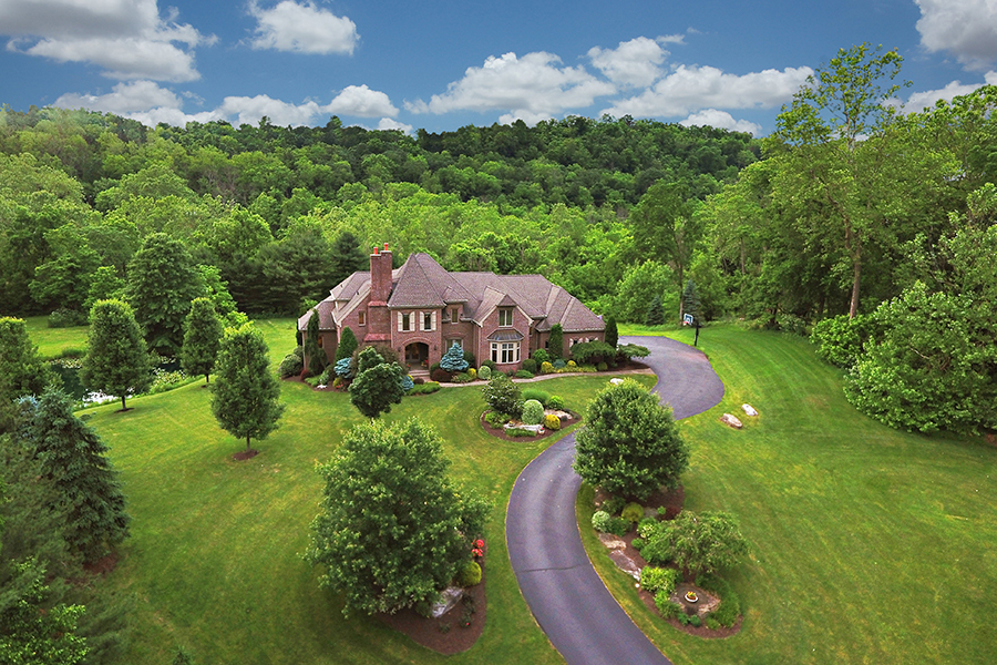 Luxurious Family Home Near Pittsburgh, PA Scheduled for Luxury Auction