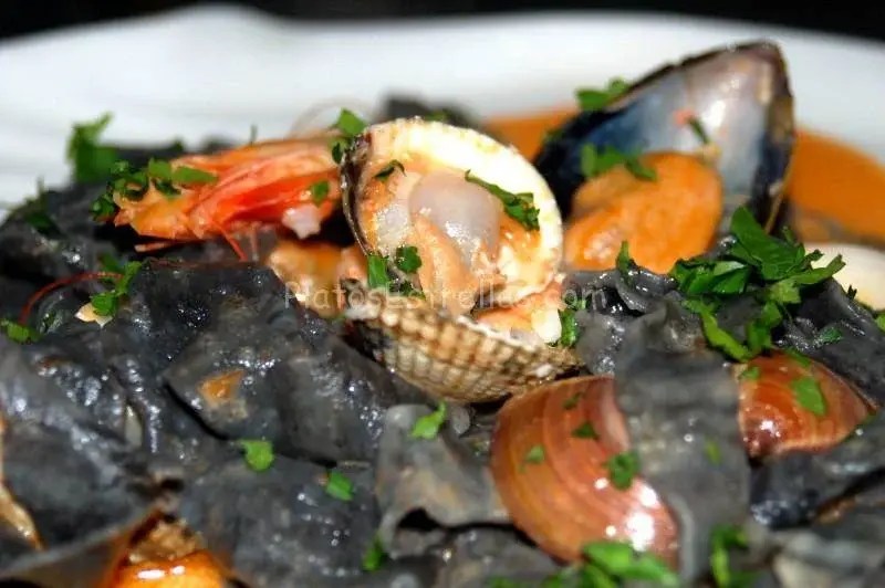 Negro de pasta con marisco flambeado / Casa Pepe / Bajamar Platos