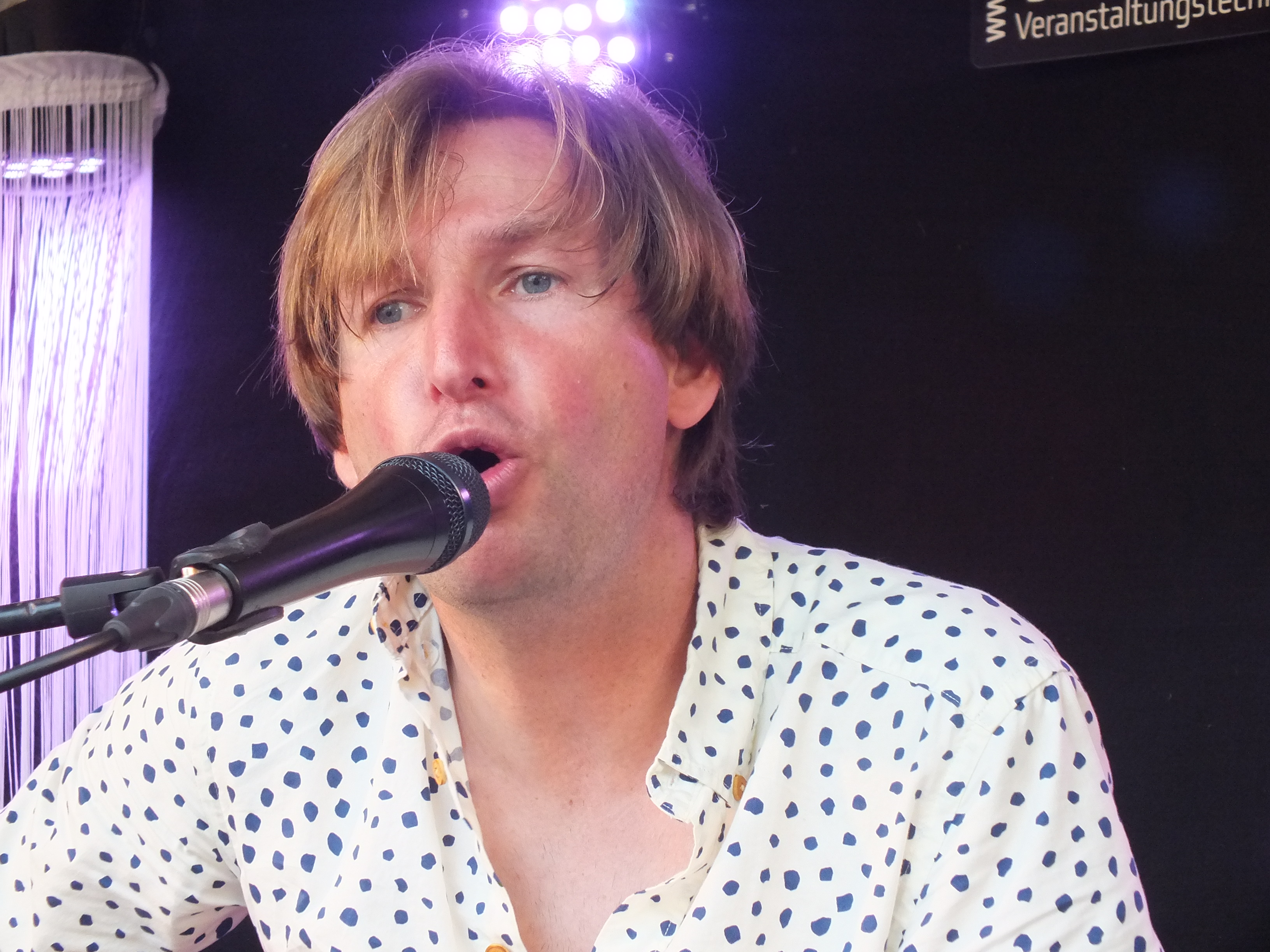 Livemusik belebt den Dornumer Marktplatz Helge Plavenieks Live & Solo