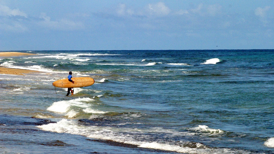 Playa Jobos, un arenal ideal para el surf en Puerto Rico