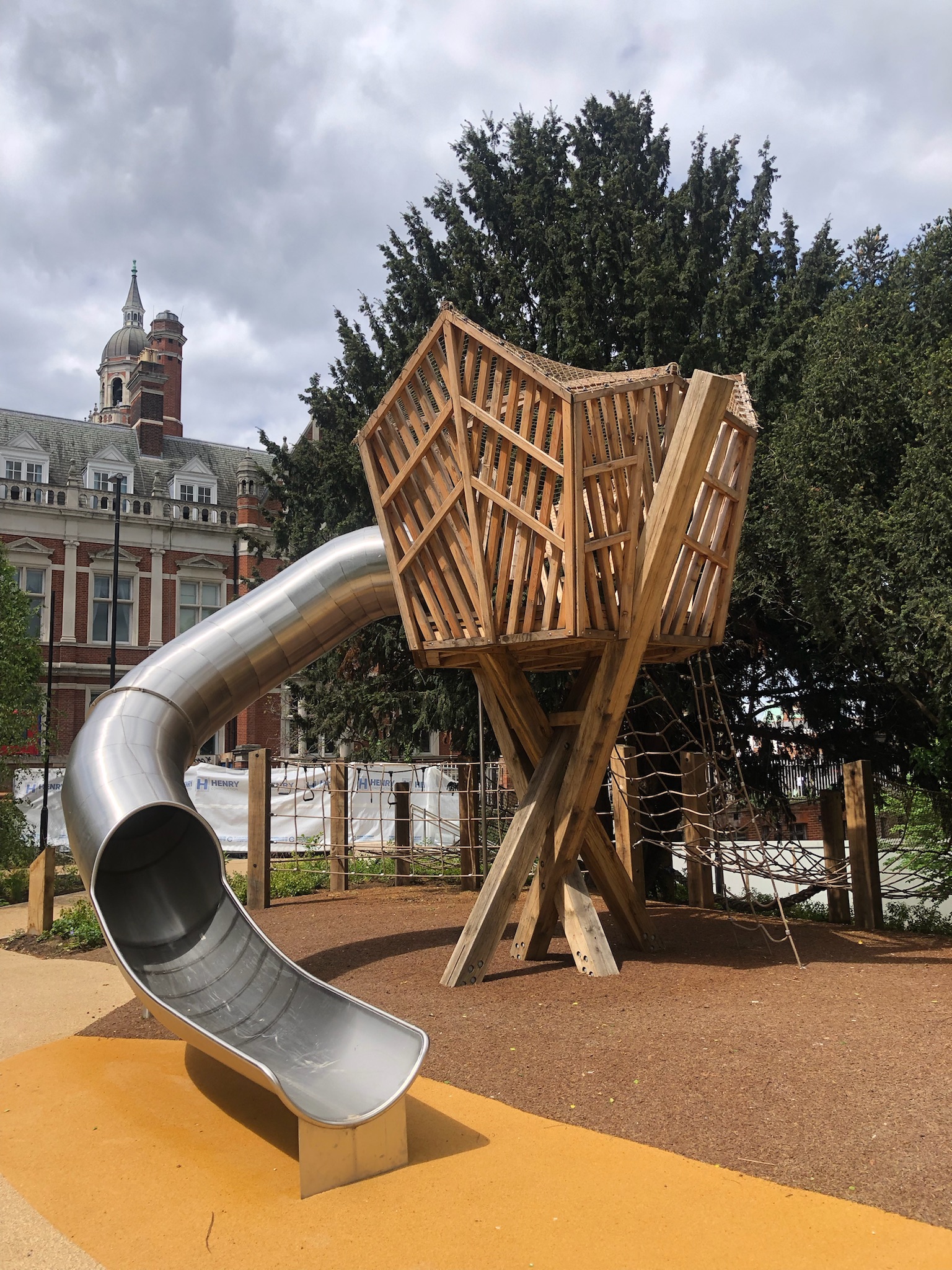 Advantages & Disadvantages of Metal & Wooden Playground Equipment