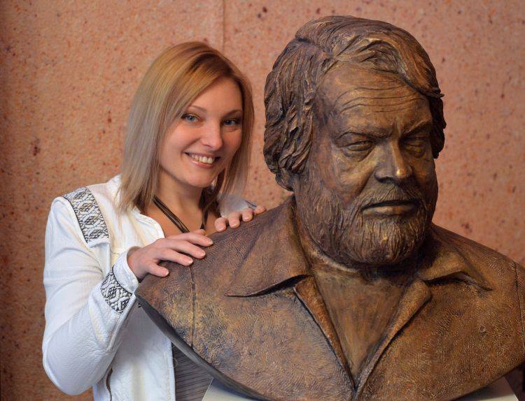 Óriási, Bud Spencerszerű szobrot állítanak fel a nyolcadik kerületben