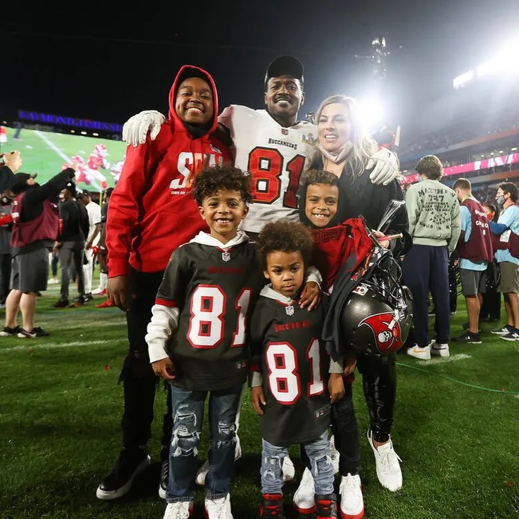 Who is Antonio Brown Wife? [2024 Update] Girlfriends & Feuds