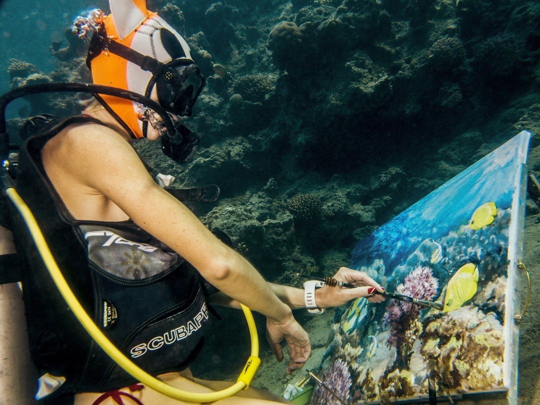 This Scuba Diver Creates Unbelievable Underwater Paintings PlayJunkie
