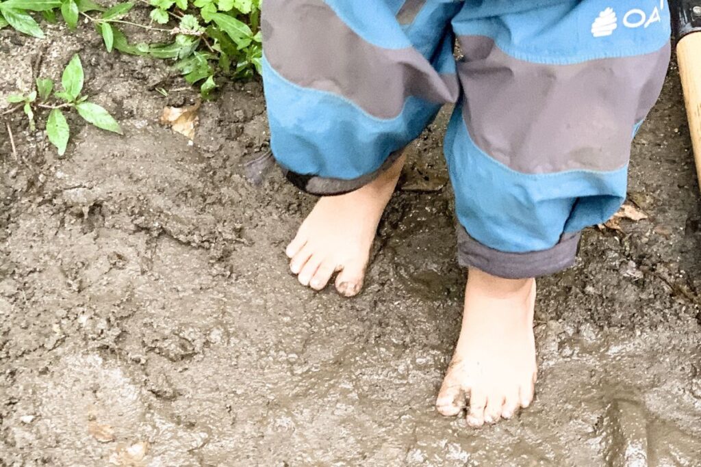 Mud play for kids Yes, it’s worth the mess. Play. Learn. Thrive.