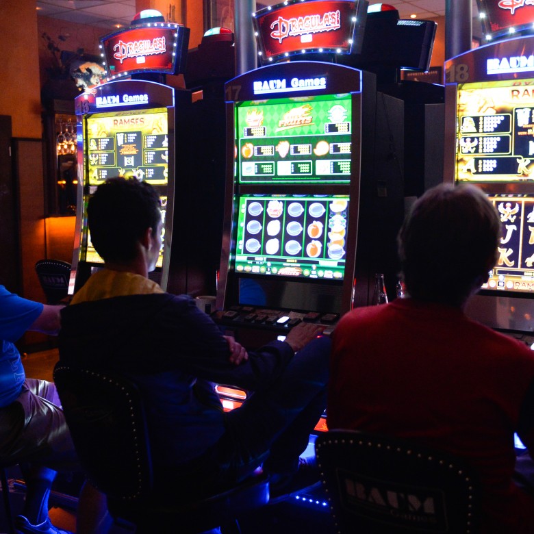 Sute de firme care activează în domeniul jocurilor de noroc din România