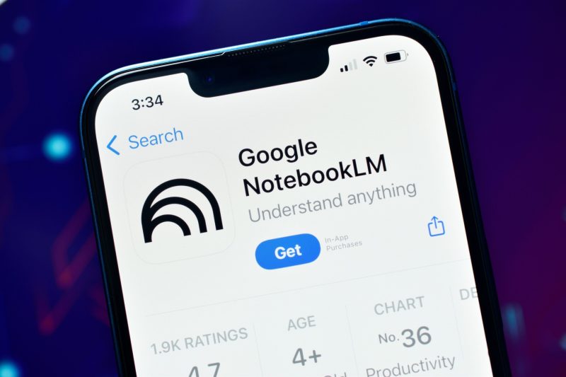 Interfața NotebookLM afișând generare documente AI cu Gemini 3.5, inclusiv grafice și fișiere Excel editabile în cloud. | sursa foto: PlayTech