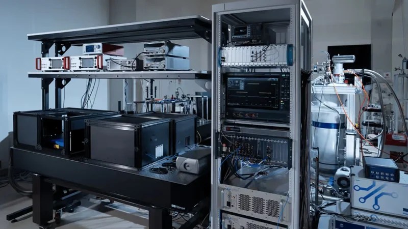 Prototipul Fujitsu de computer cuantic diamant cu tehnologie diamond-spin, operând la -271,6°C și integrând qubiți logici în circuite fotonice nanometrice. | sursa foto: PlayTech