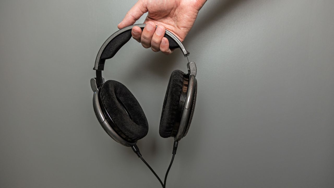 OnEar Headphones vs OverEar Which One Is Better? Play The Tunes