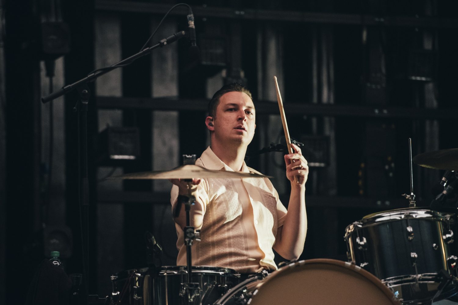 ARCTIC MONKEYS DAVULCUSU MATT HELDERS’IN YAN PROJESİNDEN İLK ŞARKI playtuşu