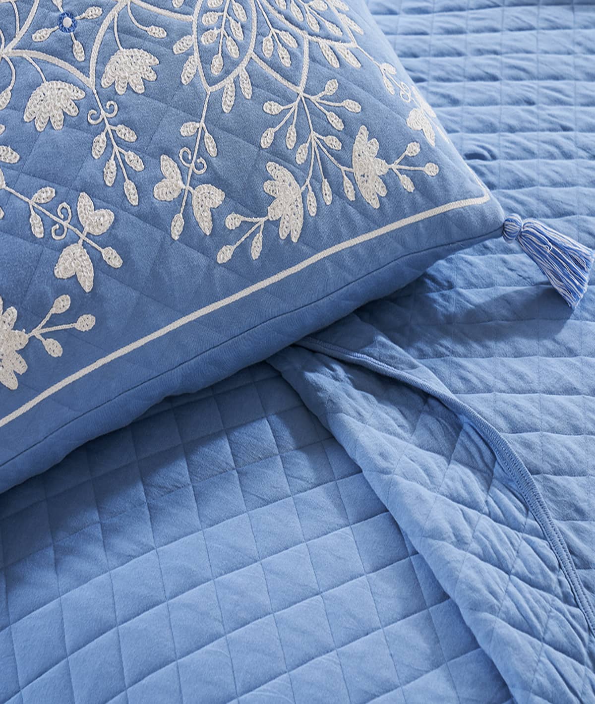 Floraison Cotton knitted Bed Cover with Embroidered Pillow Cover in Li