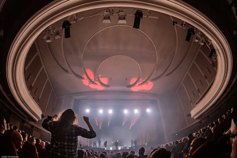 LONG DISTANCE CALLING: anuncia álbum ao vivo “LIVE AT LICHTBURG” — lançamento em 5 de dezembro.