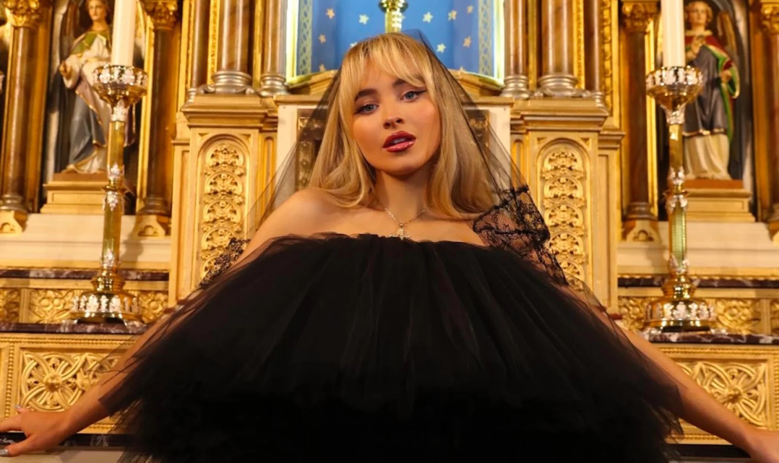Sabrina Carpenter revela video para 'Feather' CusicaPlus