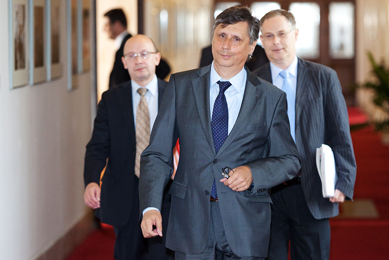 Urednicka Vlada A Politicky Parlament Plus
