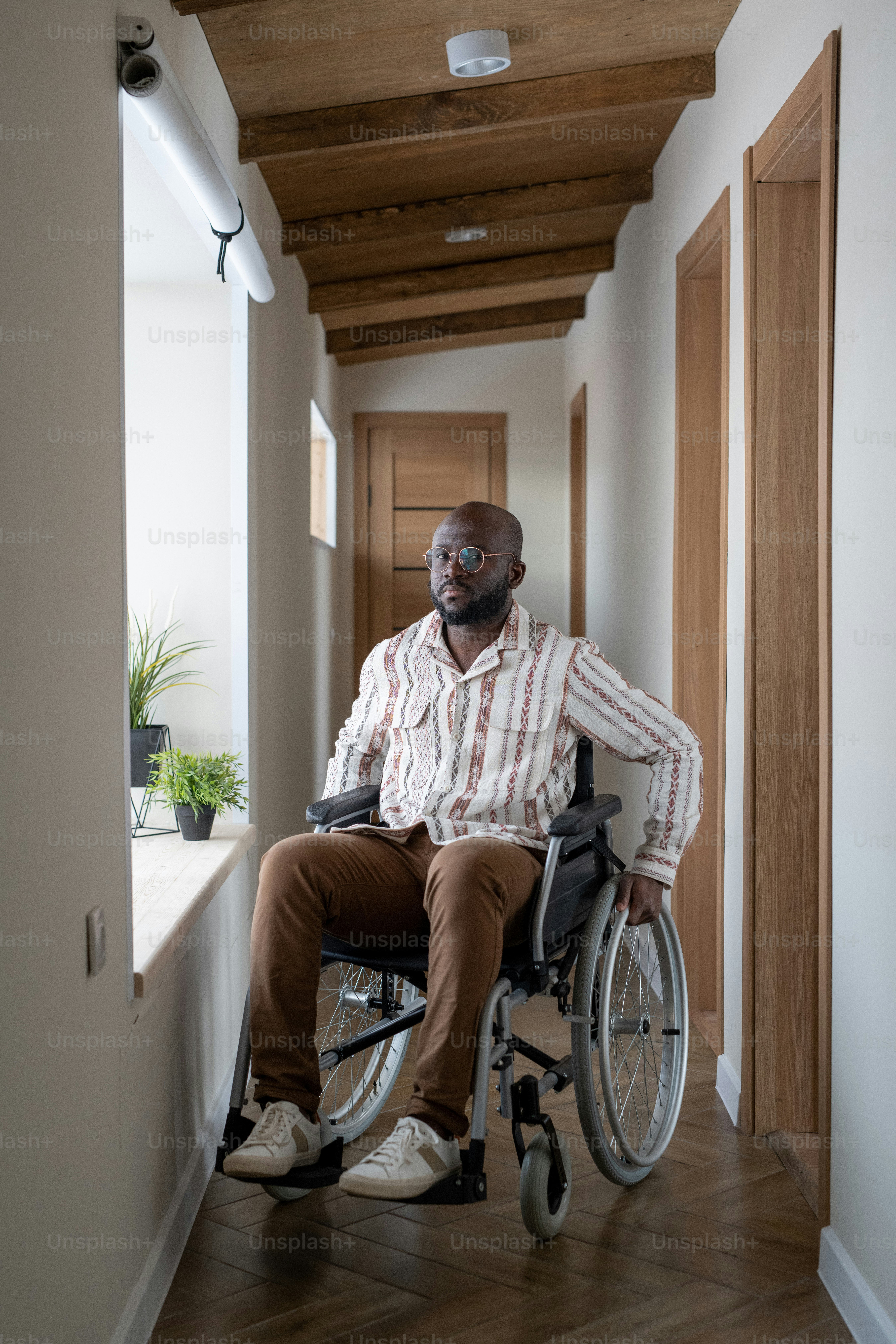 Homme afroaméricain handicapé assis sur un fauteuil roulant dans un