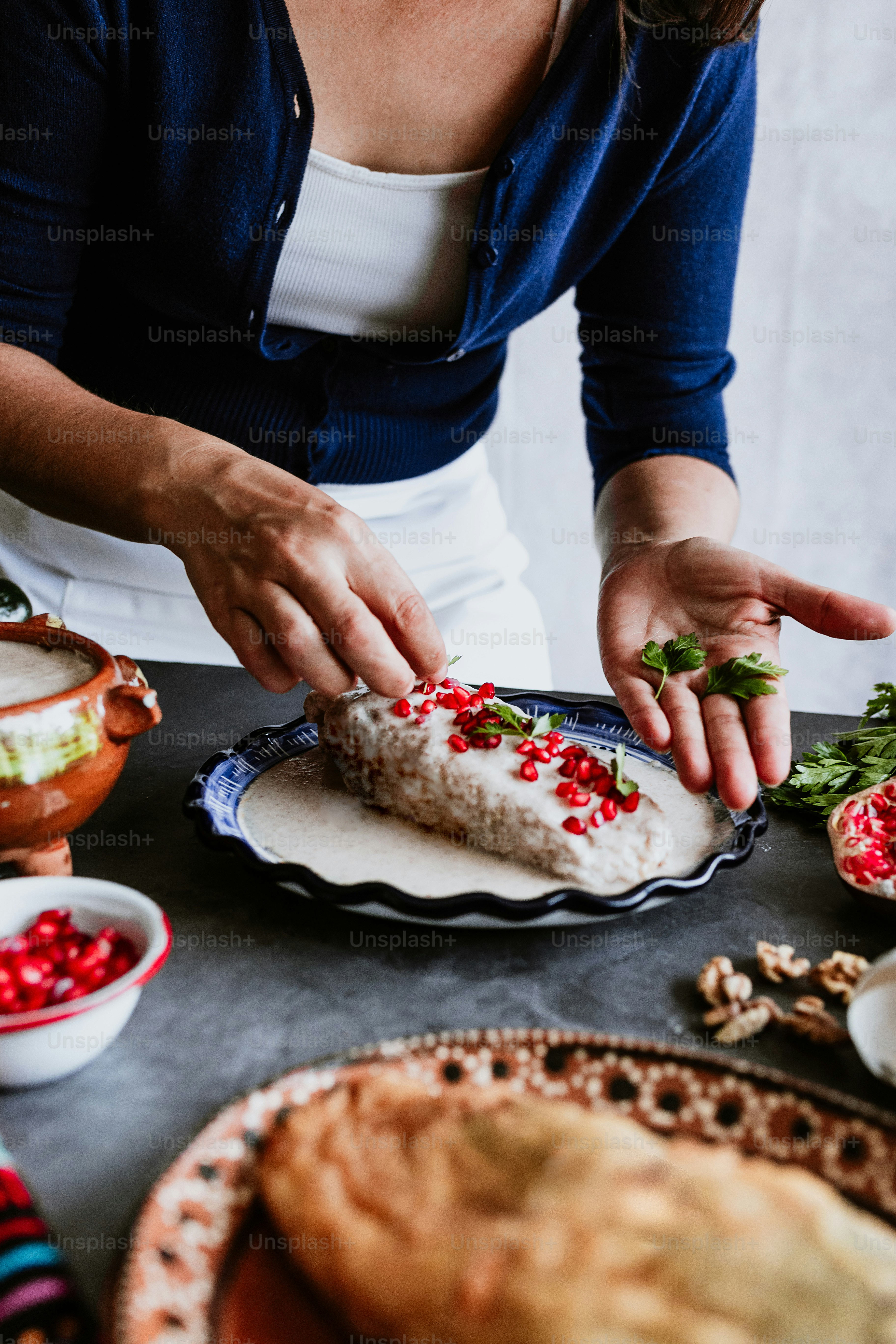 Foto Mujer mexicana cocinando chiles en nogada receta con chile poblano
