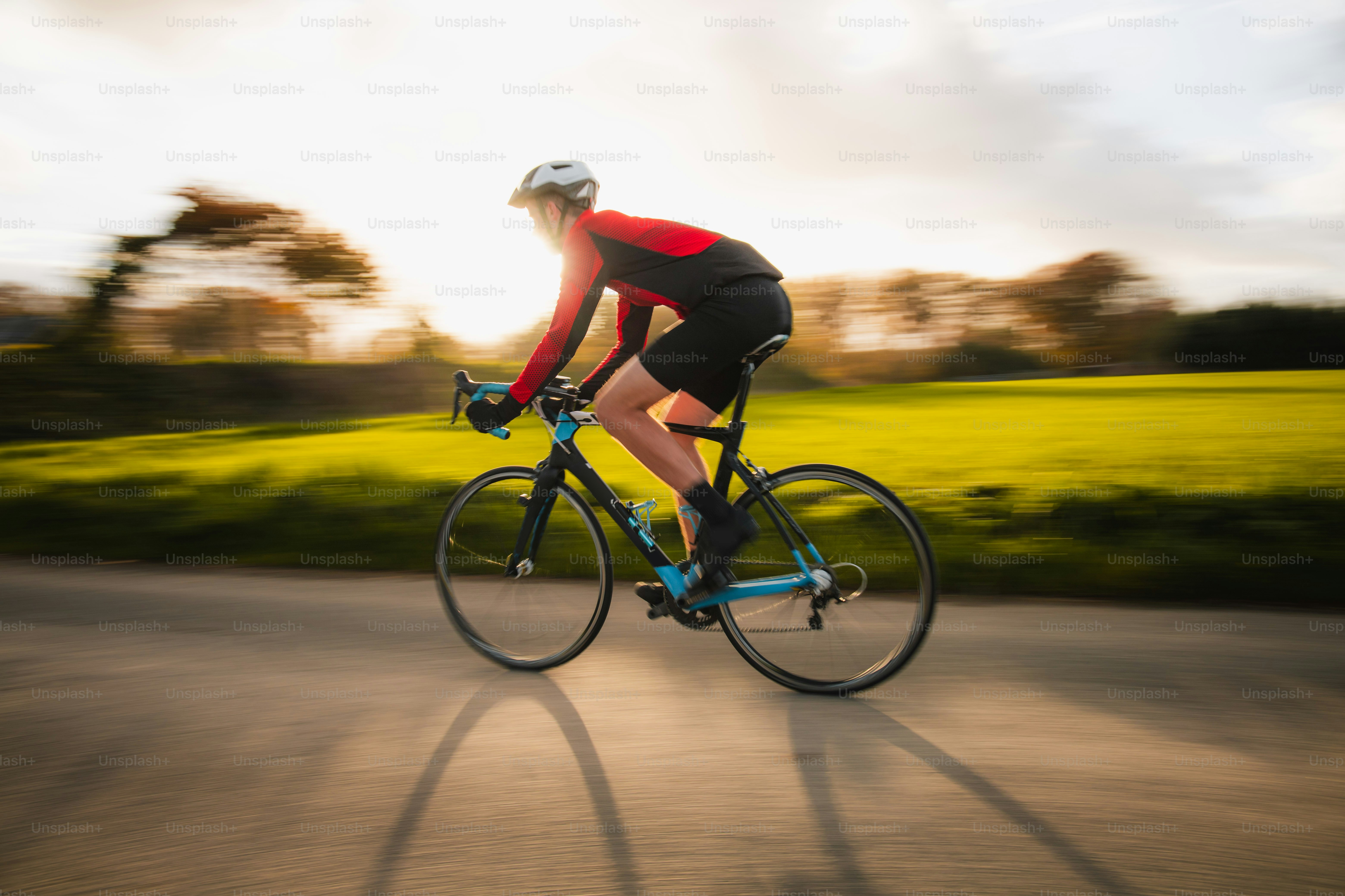 Foto Una persona montando en bicicleta en una carretera Desenfoque de