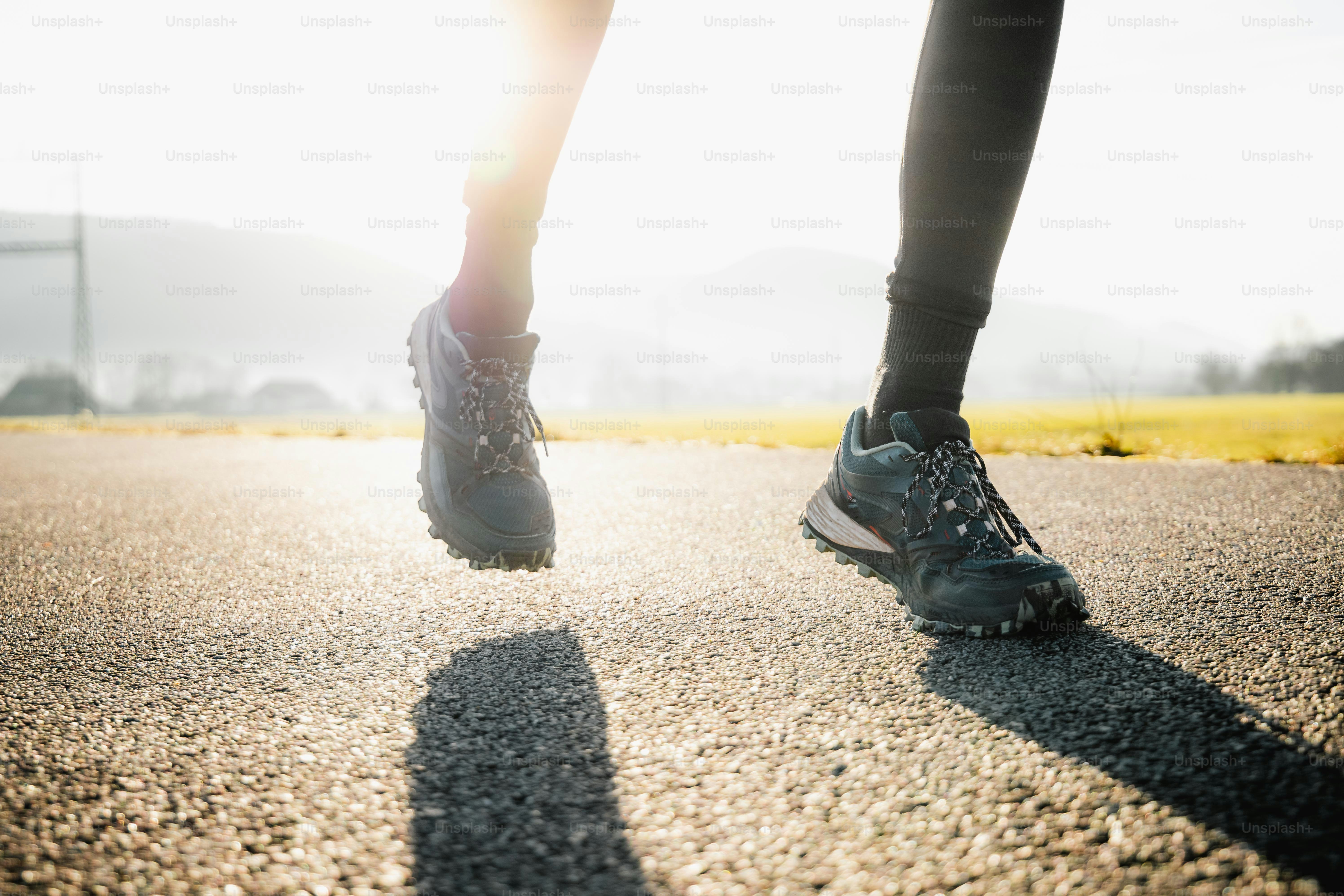 Foto Una persona parada en una carretera con los pies en el aire