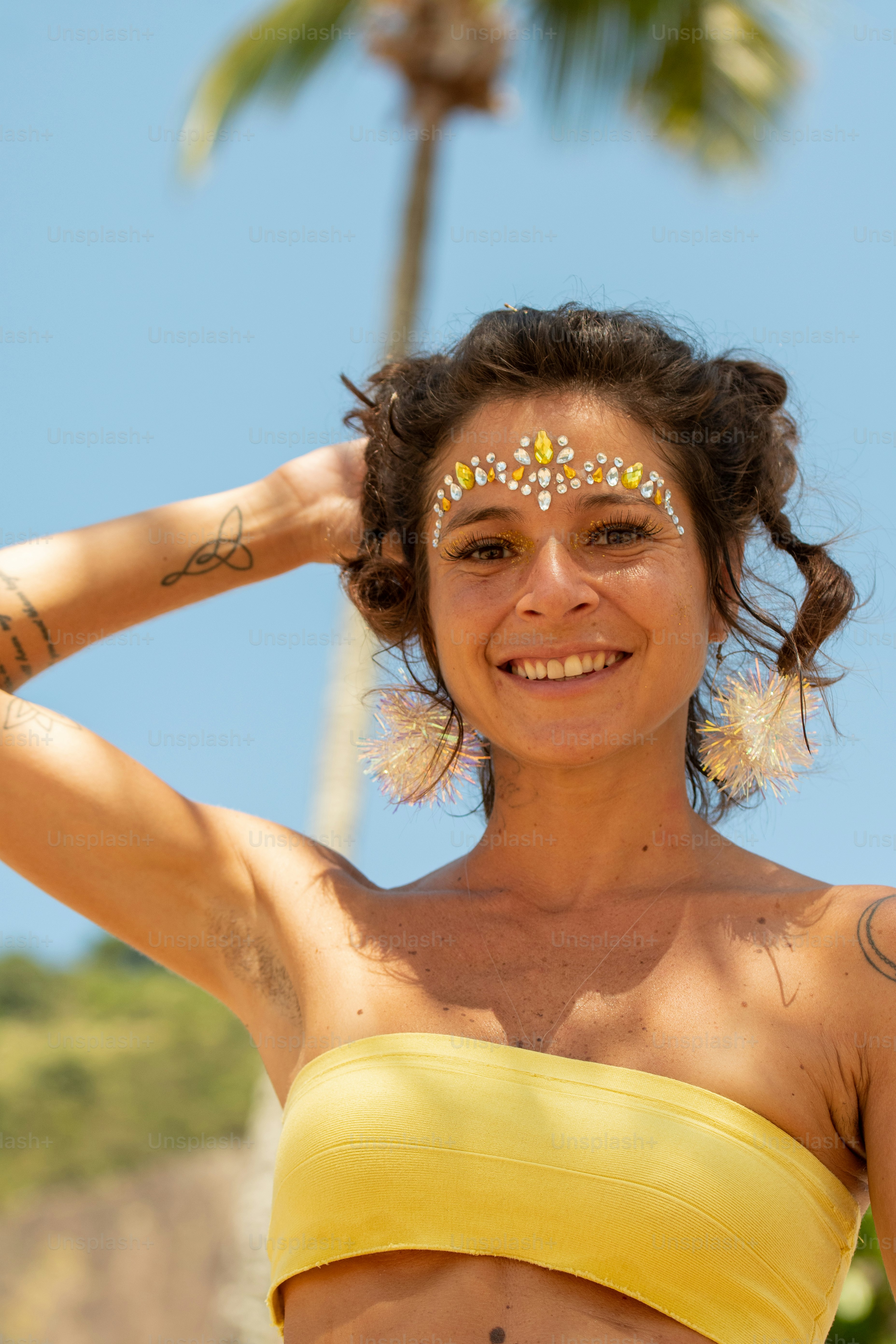 Foto Una mujer con un bikini amarillo y un tocado Brasil Imagen en