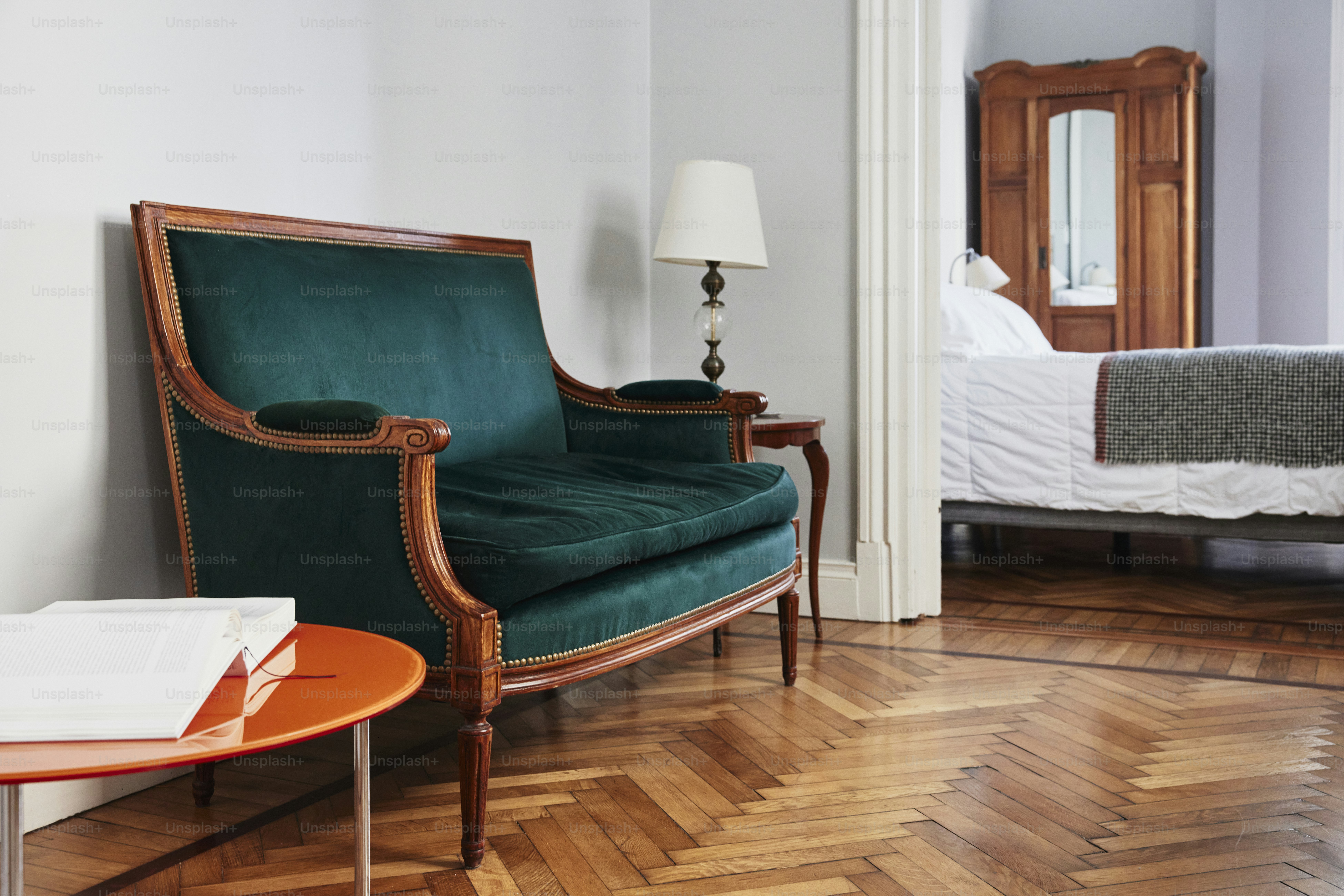 Une chaise verte posée sur un plancher de bois franc photo Image de