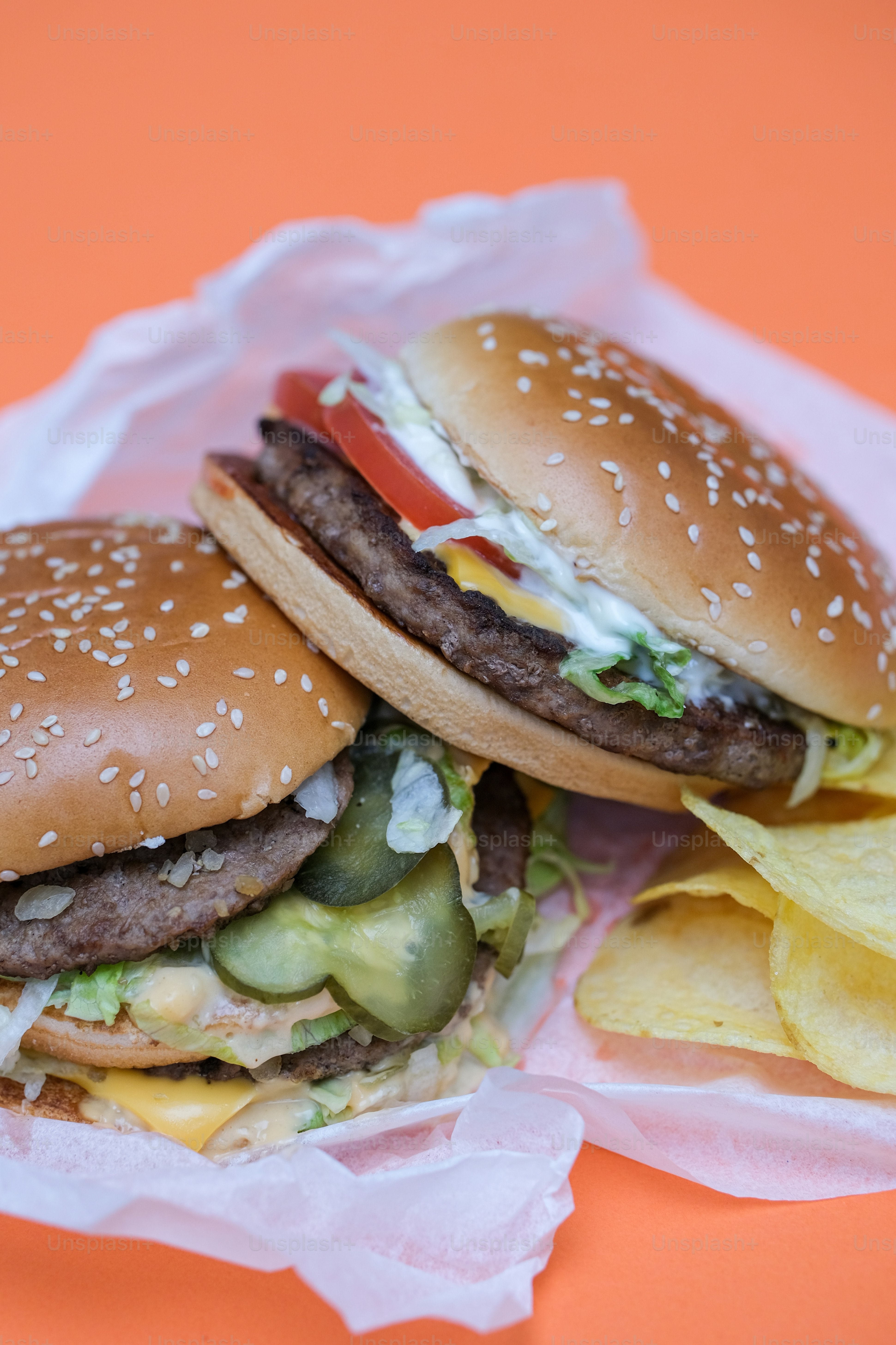 Deux hamburgers avec fromage, laitue et cornichons photo Burger Photo