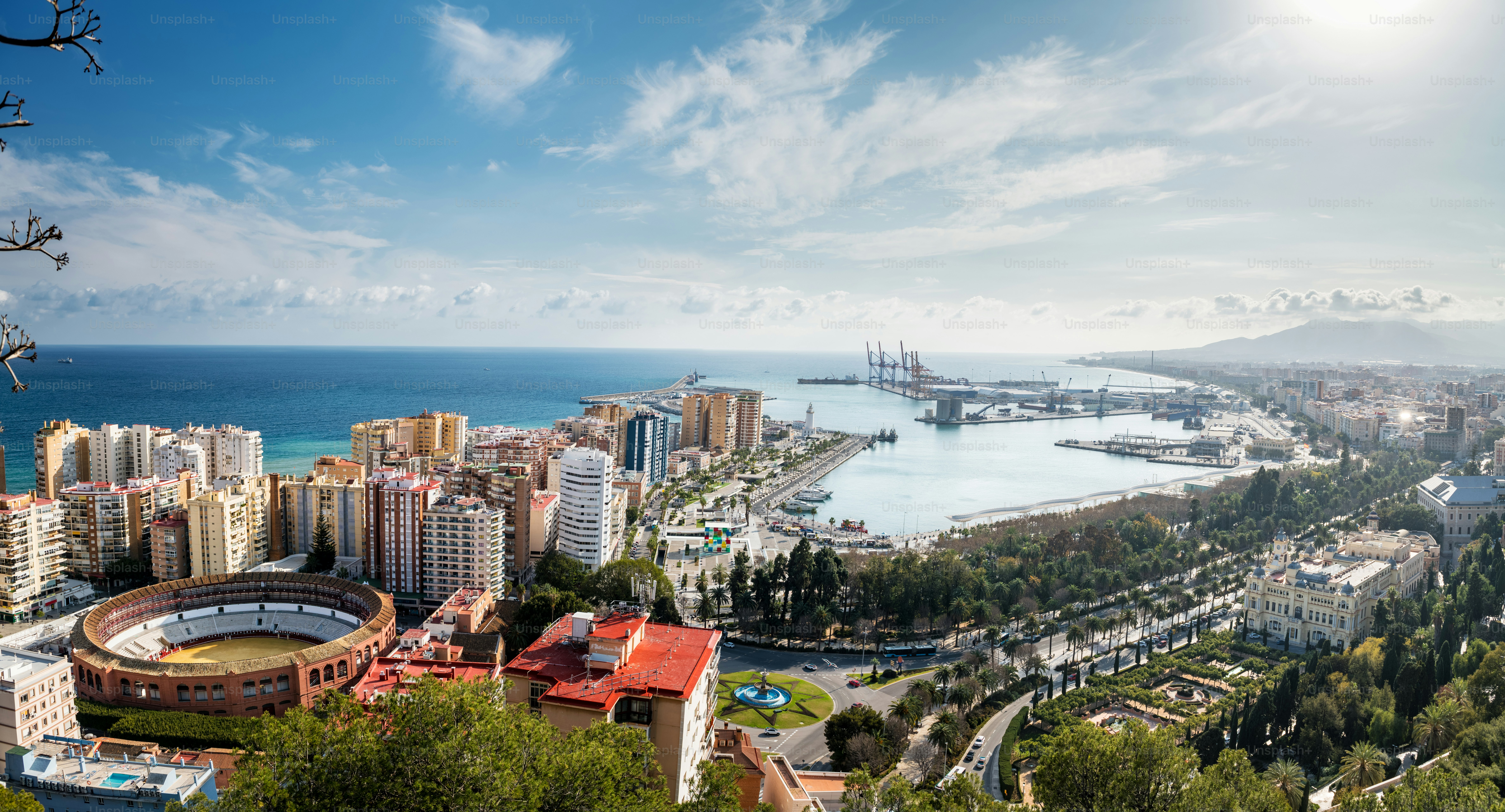 Paysage urbain de Malaga par une journée nuageuse d’hiver, avec le port et certains des