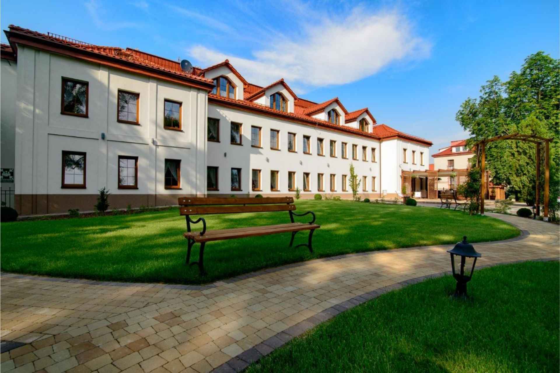 Villa Astra Apartments & Restaurant w Oświęcimiu • Podróże dalekie i