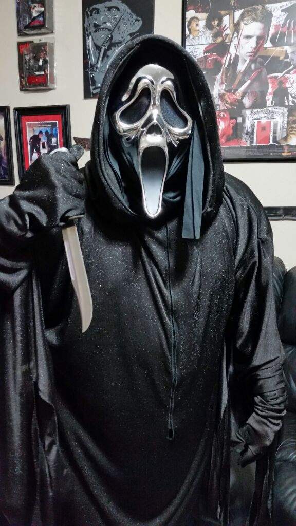 Scream costume with 25th Anniversary chrome mask. Horror Amino