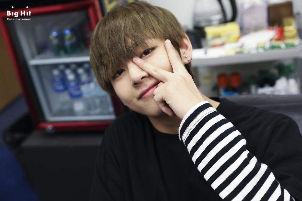 Taehyung's V pose appreciation ️[UPDATED] ARMY's Amino