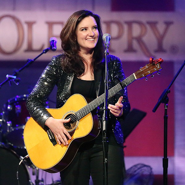 Brandy Clark Drops New Song “Girl Next Door” via Spotify / アメリカのカントリー
