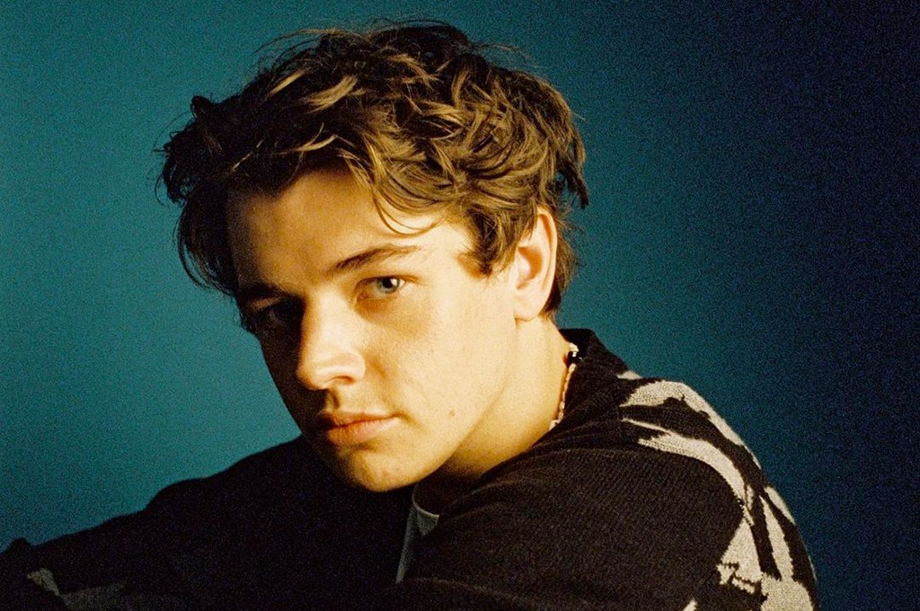 Thomas Headon Premieres New Song “Strawberry Kisses” on BBC Radio 1 pm studio world wide music