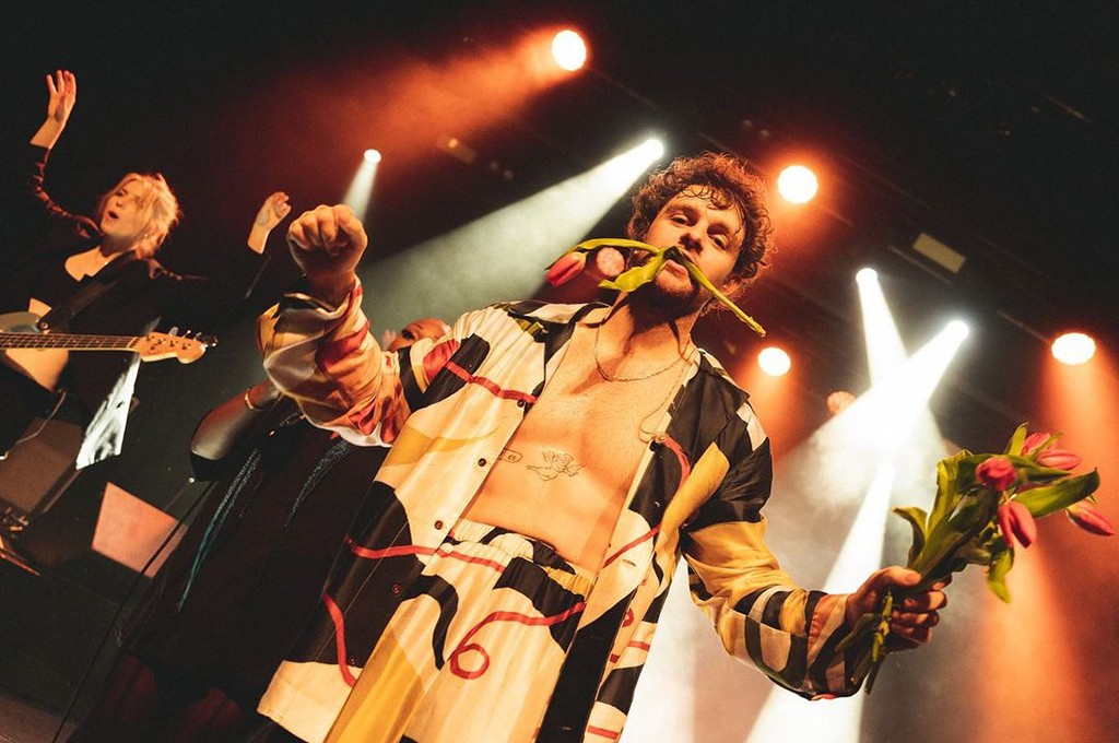 Tom Grennan Premieres New Song “How Does It Feel” on BBC Radio 1 pm