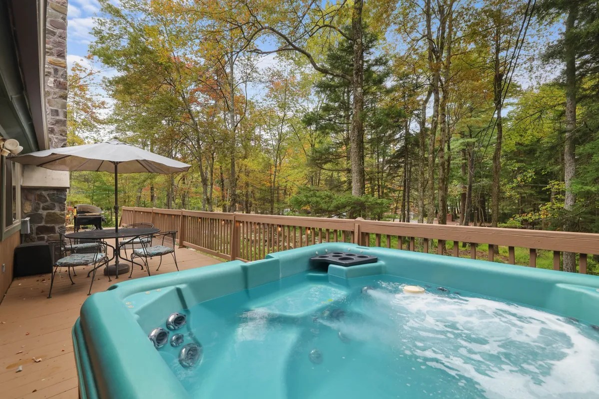 Home Poconos Frog Pond Cabin