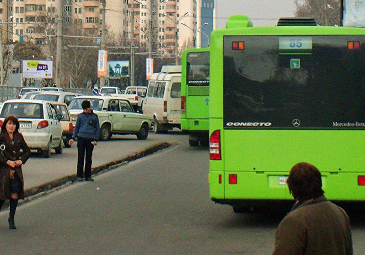 В Ташкенте наказан водитель, читавший газету за рулем автобуса, Новости