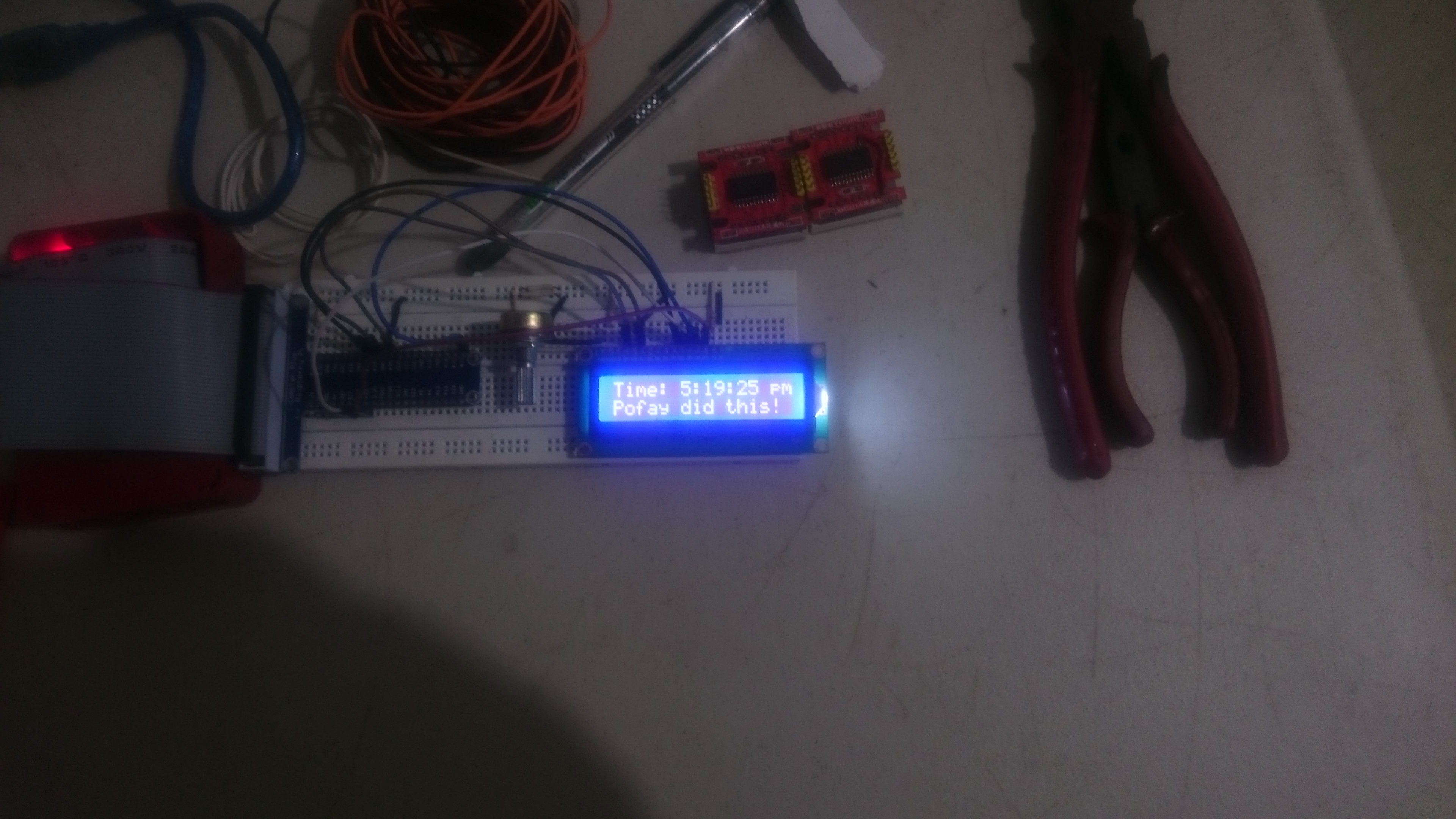 Using NodeJS and Raspberry Pi to display the current time in an LCD ?? Pofay