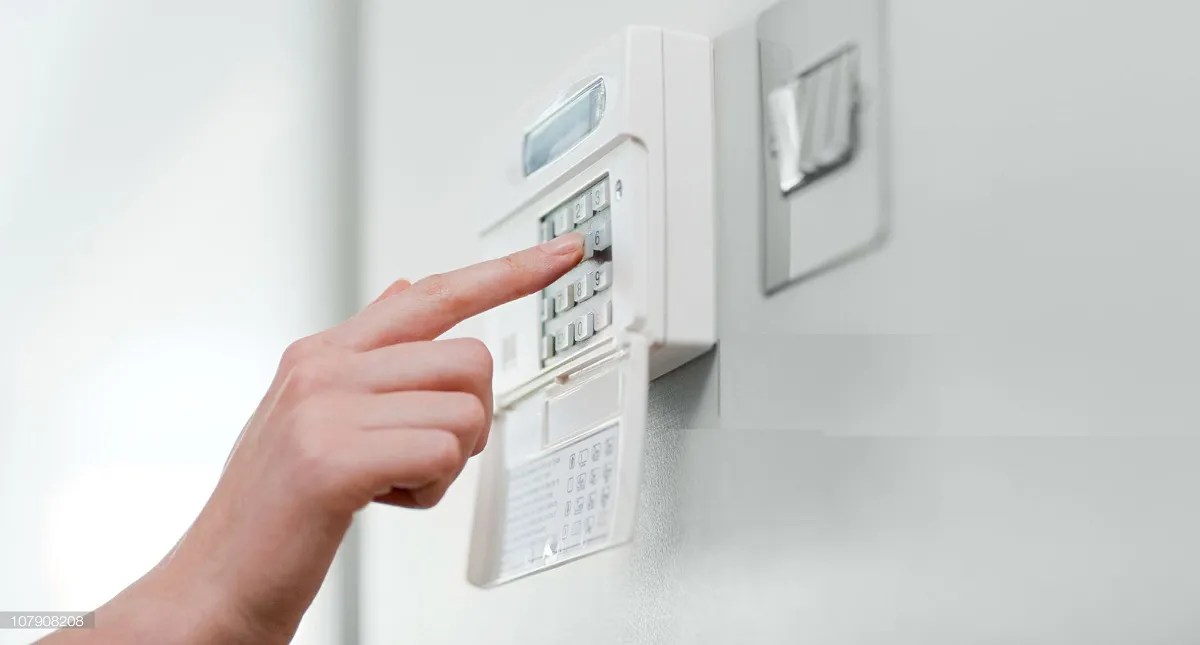 Keep Burglars Out Ways To Secure Your Garage Door Pogo Security Systems