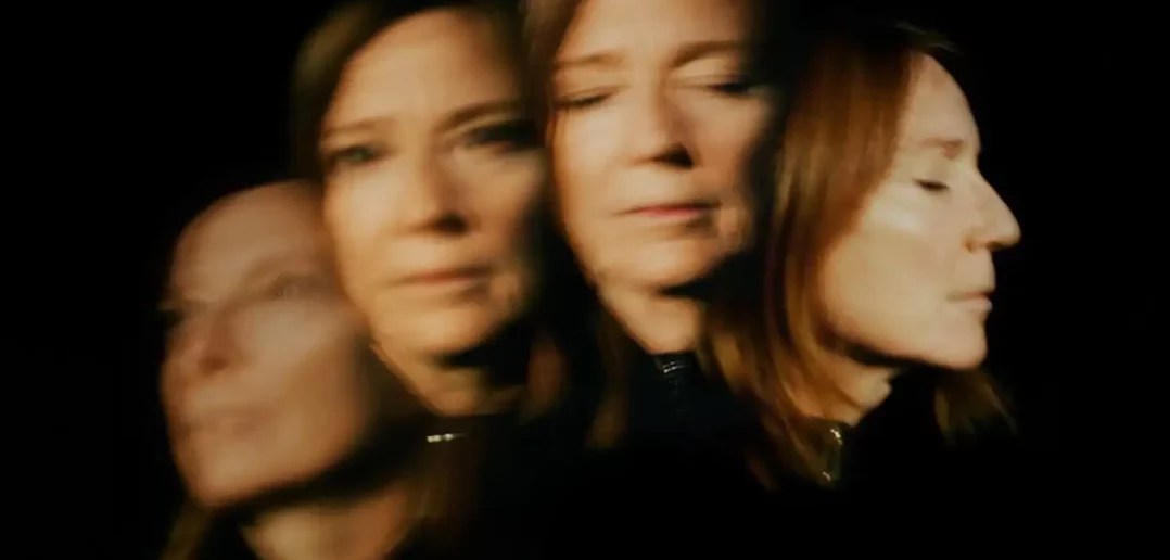 PortisheadのBeth Gibbons、初のソロ・アルバム『Lives Outgrown』を発表！新曲「Floating On A