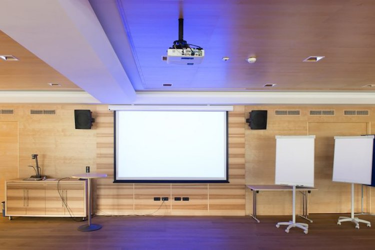 How To Roll Up A Projector Screen? Here’s 7 Types And Ways To Retract