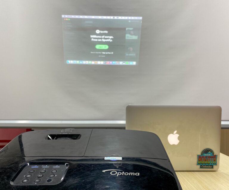5 Tested Ways To Connect an Optoma Projector to a Laptop (MacBook