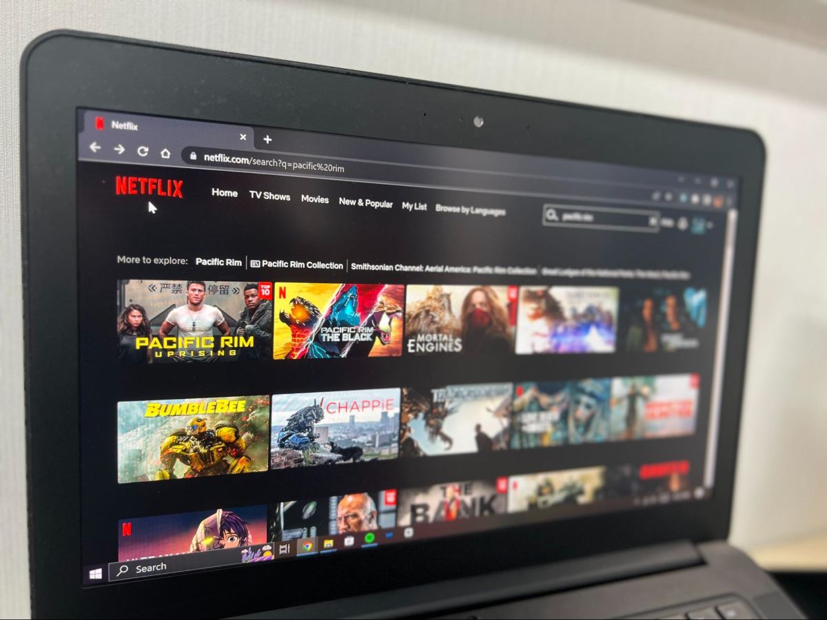 How To Watch Netflix Without the App on iPad, iPhone & Laptop