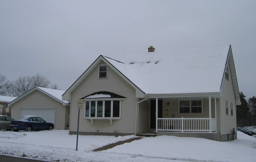 Prentice Street House 4 Bedroom / 2 Bath LARGE Bedrooms!1 block to