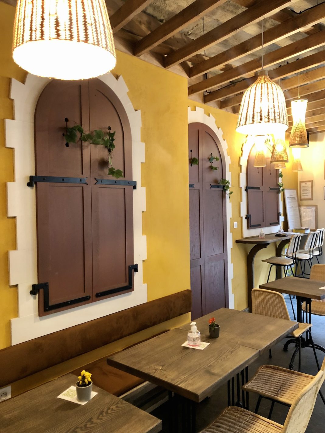 Spuntino un bar à focaccia, burrata et mozza pose ses valises à