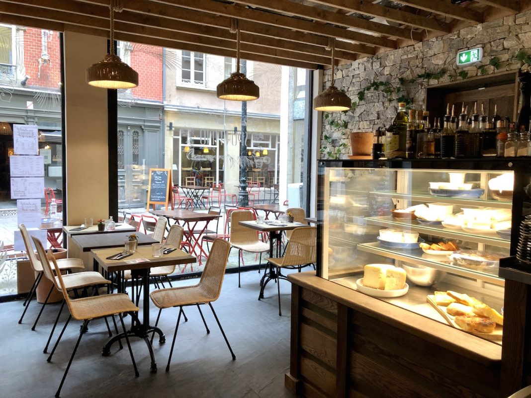 Spuntino un bar à focaccia, burrata et mozza pose ses valises à