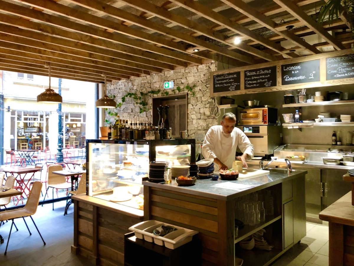 Spuntino un bar à focaccia, burrata et mozza pose ses valises à