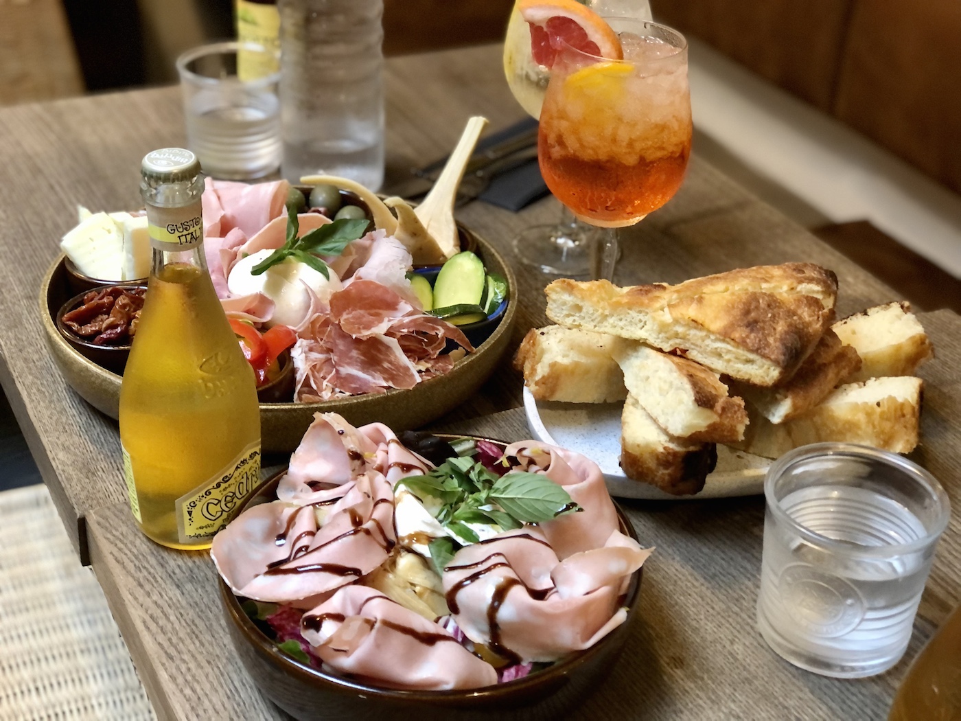 Spuntino un bar à focaccia, burrata et mozza pose ses valises à