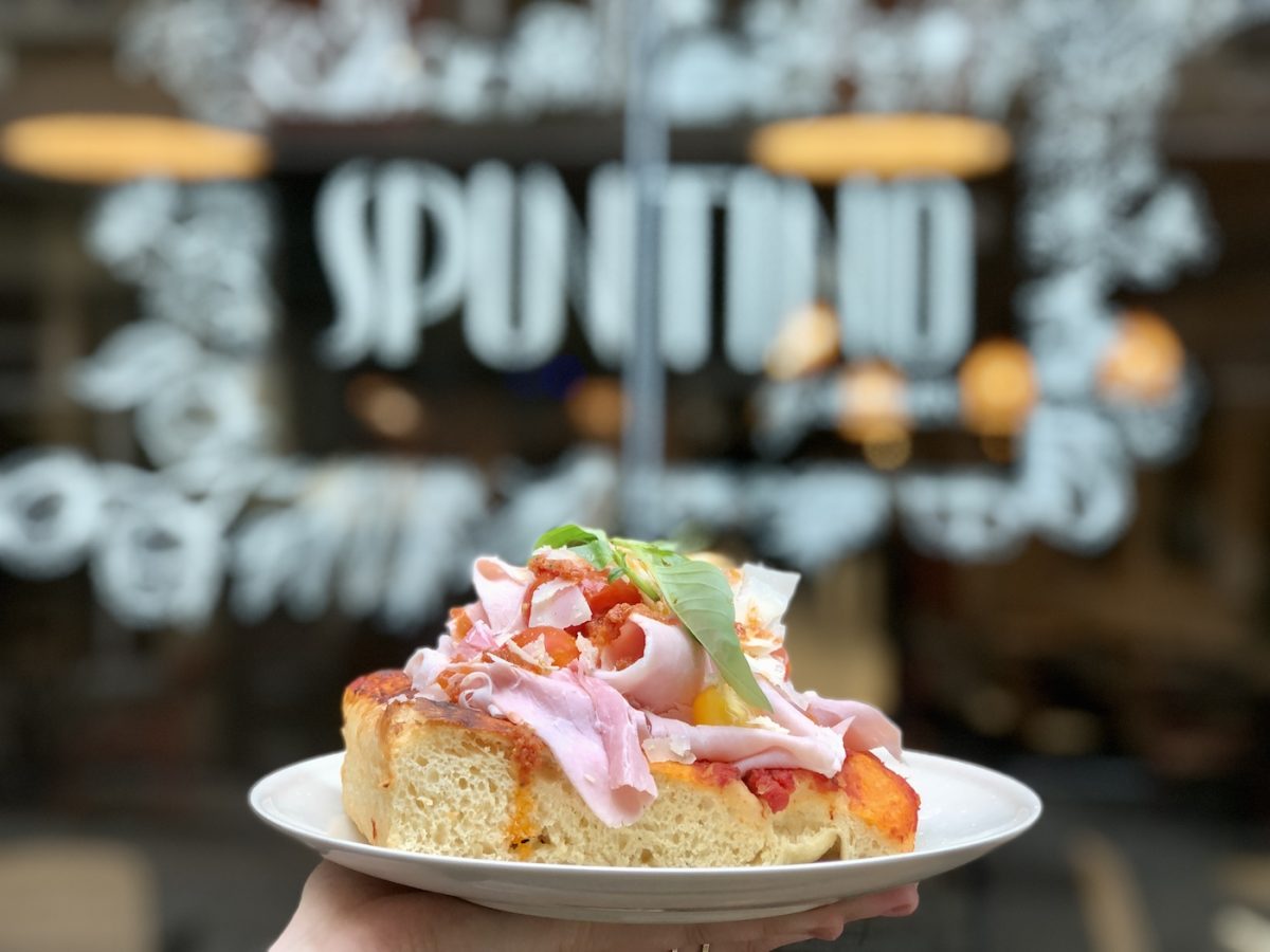 Spuntino un bar à focaccia, burrata et mozza pose ses valises à